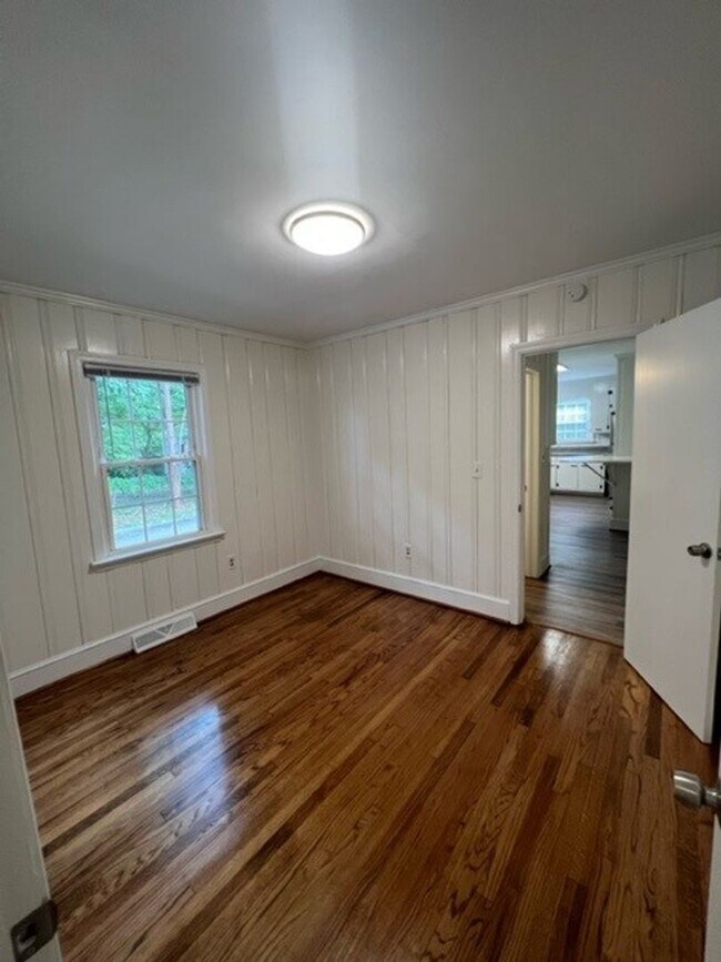Building Photo - 3 Bedroom 1.5 Bath Home Family Room, Living Room and Dining Room! - Eastside of Greenville