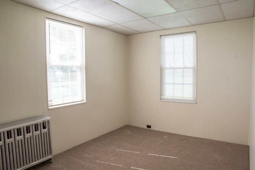 Building Photo - 488 S Colebrook Rd