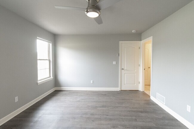 Building Photo - Condominium Convenience in Columbia!