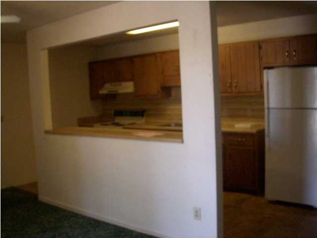 Large livingroom with cut out to kitchen - 499 Transmitter Rd