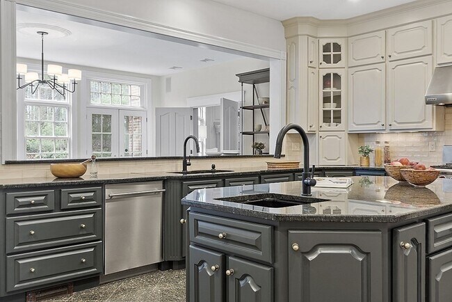 Building Photo - 451 Wellesley St