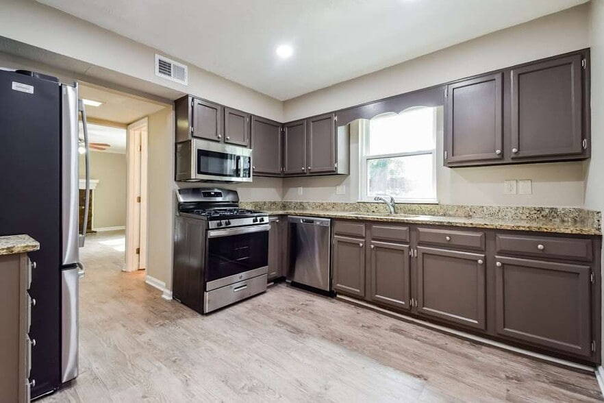 Building Photo - 645 Barrington Way