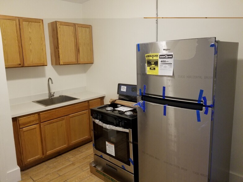 Building Photo - 865 Pingree St