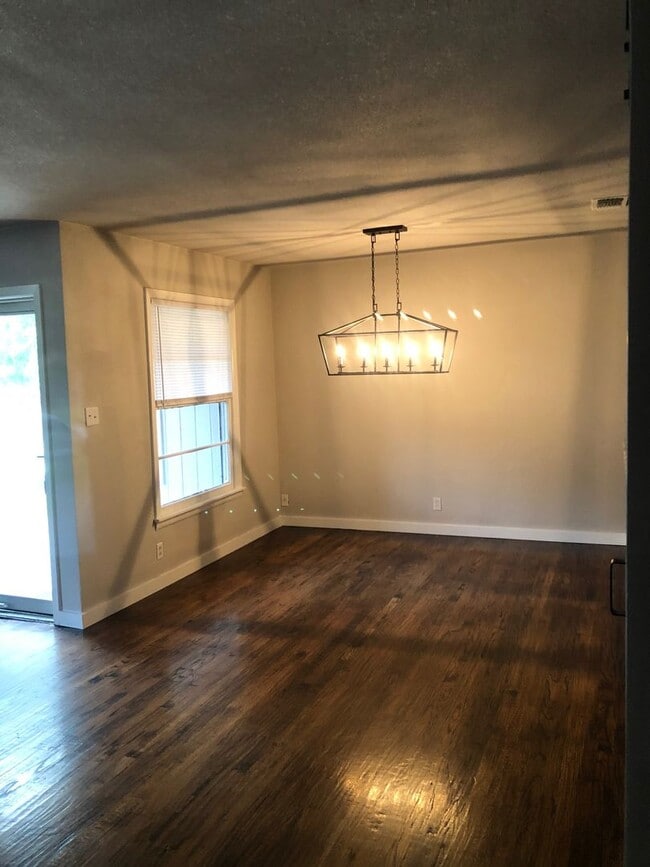 Building Photo - Beautiful Cottage newly remodel!! LOVE thi...