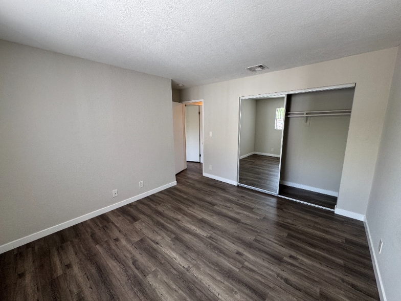 Building Photo - 623 E Cedar Ave