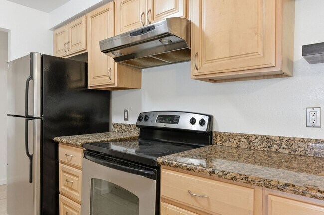 Building Photo - 1 Bed • 1 Bath Apartment with Balcony & Parking – Prime Oakland Location
