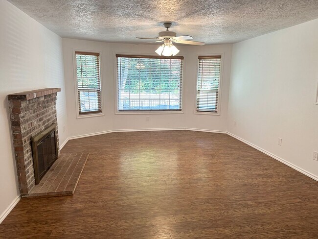 Building Photo - 3 Bedroom 2 Bath Hillsboro Home!