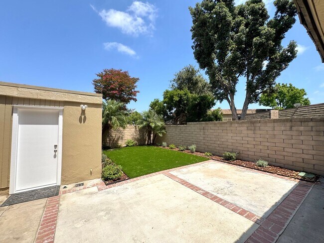 Building Photo - Beautifully Updated 3 Bedroom, 2 Bath with Private Yard