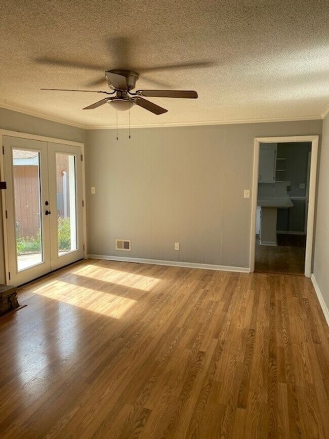 Building Photo - Brick Ranch Home in Pine Valley