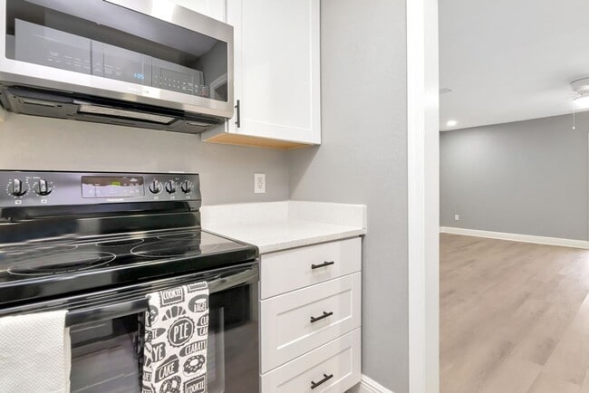 Building Photo - Totally Remodeled Duplex w/ New Fenced Bac...