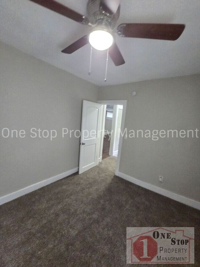 Building Photo - Beautiful 4 Bedroom 2 Bathroom in Kansas City!
