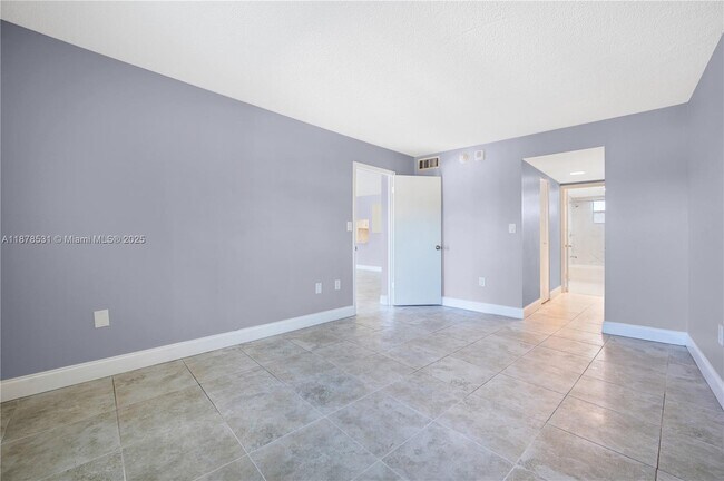 Building Photo - 4141 Nautilus Dr