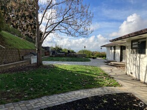 Building Photo - 3 bedroom, 3 bath hilltop oasis overlookin...