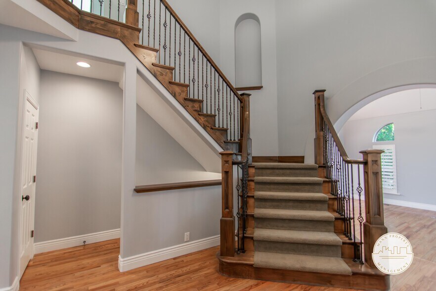 Building Photo - 2157 E Scenic Oaks Cv