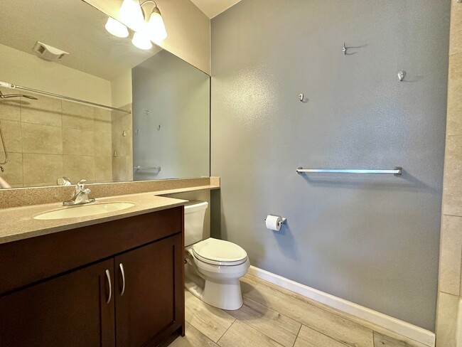 Building Photo - Newly Renovated 3 Bedroom / 2 Bathroom sin...