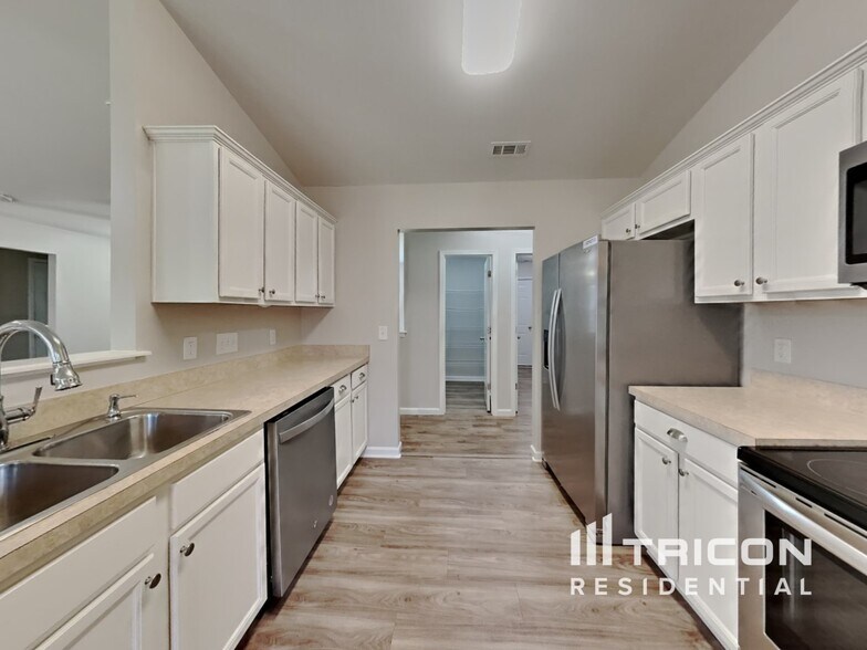 Building Photo - 7311 Village Acre Dr