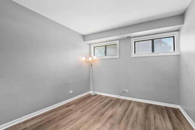 Building Photo - 2214 Country Club Dr