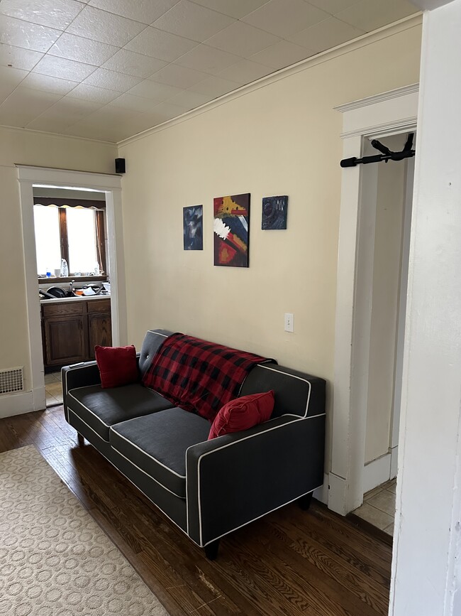 Building Photo - 112 Barton St