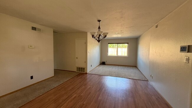 Building Photo - 672 Swallow Dr