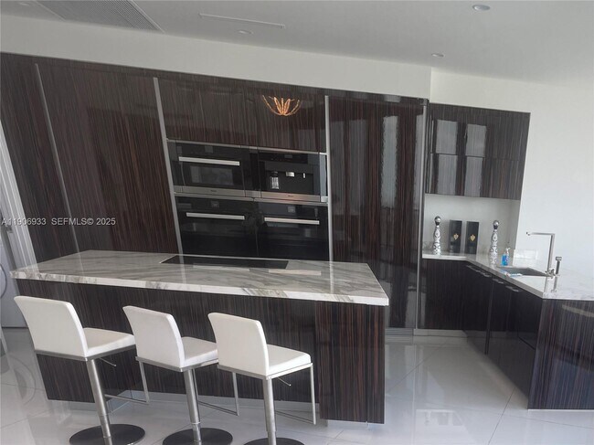 Building Photo - 18555 Collins Ave