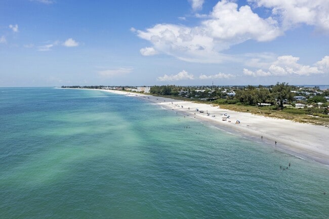 Building Photo - Furnished Chic Monthly Rental Home in Bradenton, FL VACA or Short Term