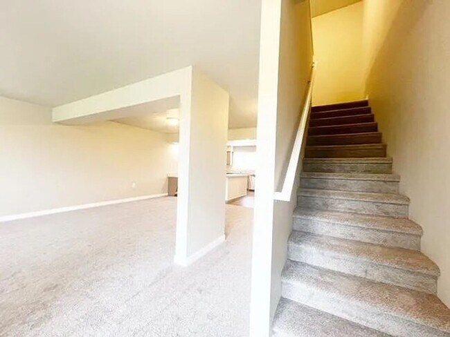 Building Photo - Modern 3BR / 2.5BA Townhome in Port Orchard – Spacious, Bright, and Conveniently Located