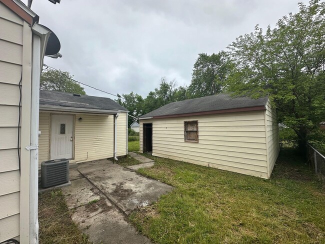 Building Photo - 3 Bed 1 Bath with Fence + 2 Car Garage - Newly Refreshed