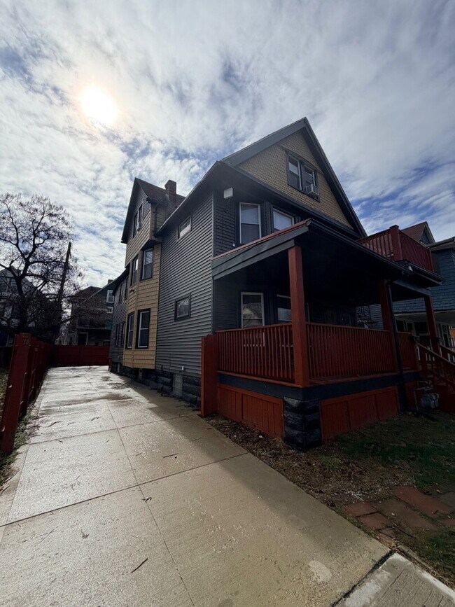 Building Photo - Fully Renovated 2-Bed Duplex | Modern Finishes