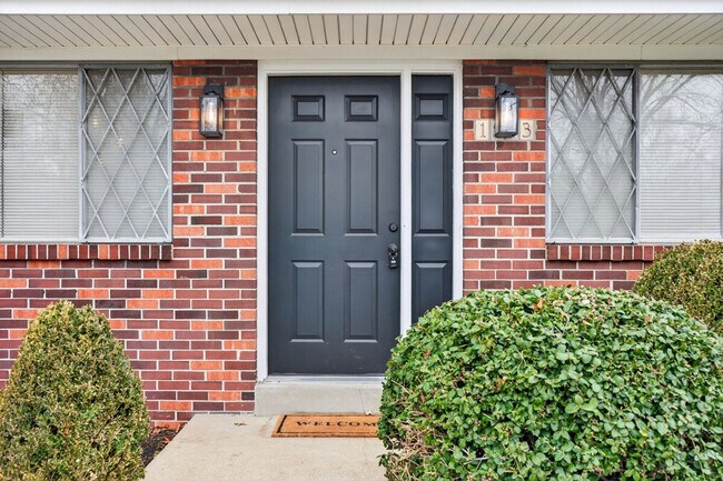 Building Photo - 1545 Reale Ave