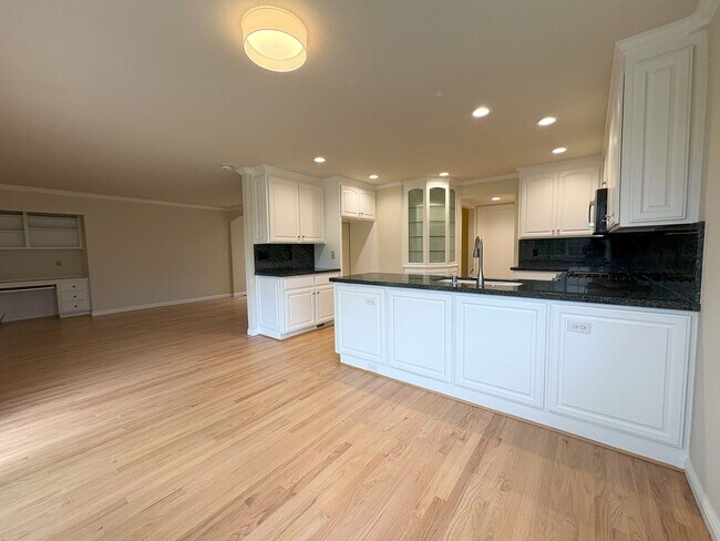 Building Photo - Beautifully Updated 4-Bedroom Home in Prime Mountain View Location!