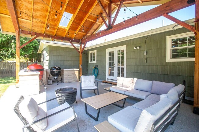 Building Photo - SE Portland 3 Bedroom Home with Amazing Ou...