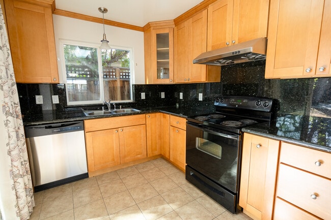 Building Photo - 652 Cypress Ave