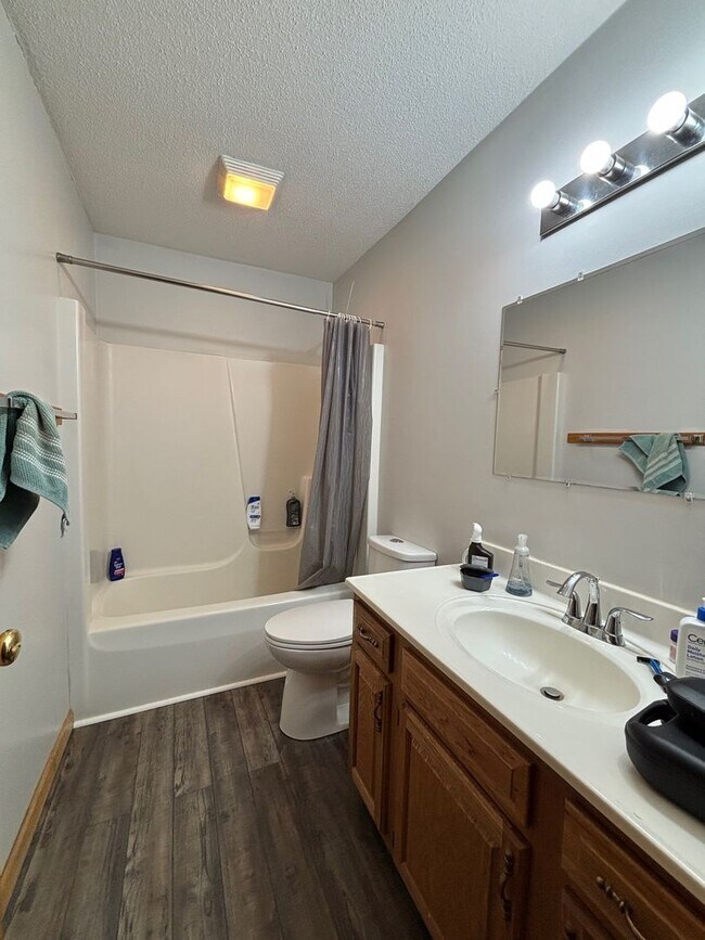 Building Photo - 6583-6585 Niagara Cir.