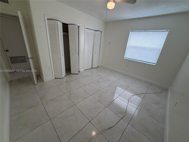Building Photo - 16150 NE 19th Ct