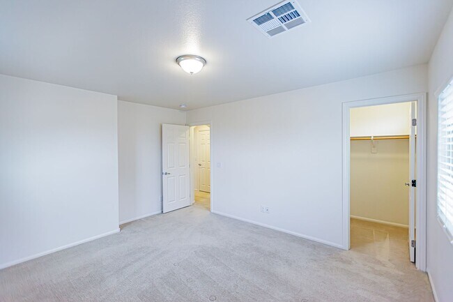 Building Photo - 4 Bedroom home located in Mountain's Edge