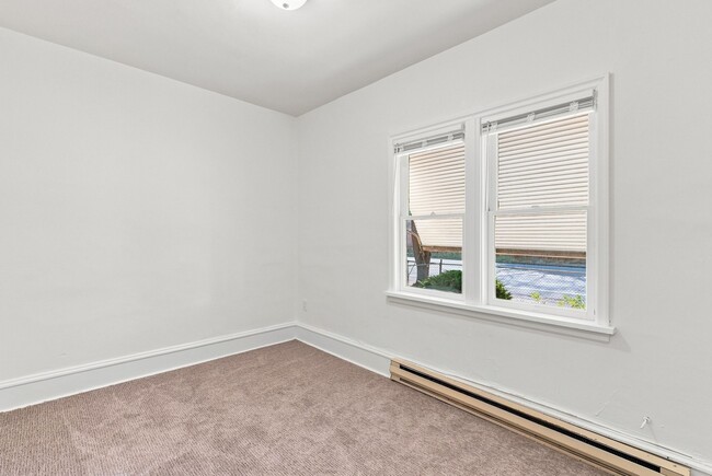 Building Photo - 527 W Shannon Ave