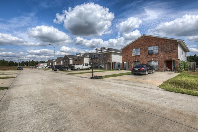 Building Photo - Beautiful Pine Landing Townhomes