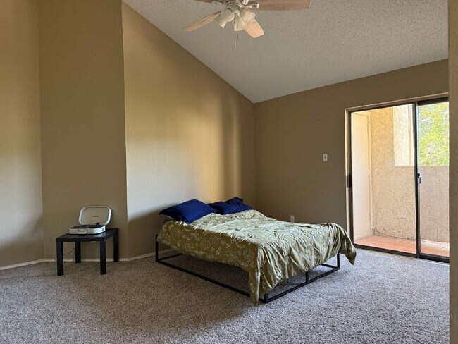 Building Photo - Private Condo Close to the Medical Center