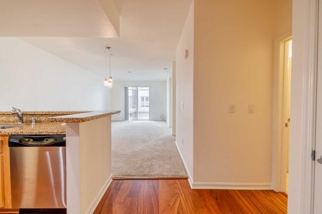 Building Photo - 301 Crescent Ct
