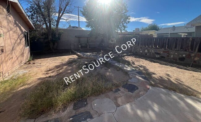 Building Photo - 808 Arville Ave