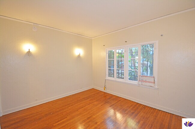 Building Photo - 5727 Carlton Way