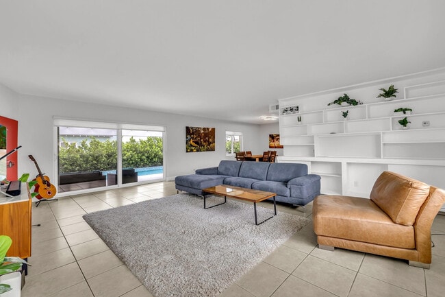 Building Photo - 2812 NE 27th St