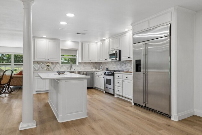 Building Photo - Stylish, Comfortable Colleyville Home with an Open, Airy Layout