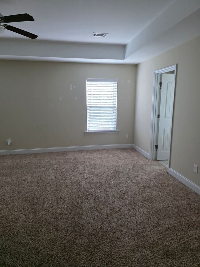 Building Photo - 2 Story 5 BR
