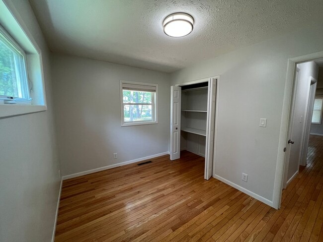 Building Photo - The Little Bungalow of Your Dreams Near East Bay! 2BR / 1BA Long-Term Rental