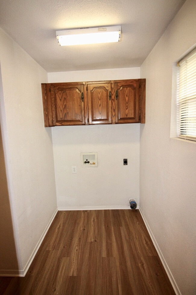 Building Photo - FOR LEASE! Cozy One Bedroom Home With Cent...