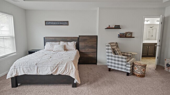 Building Photo - Stylish 3 Bedroom Townhome in The Commons – Richmond Hill Living at Its Finest