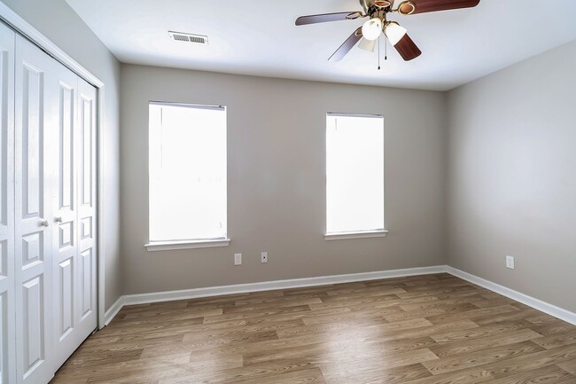 Building Photo - Two Bedroom 2.5 Bathroom Townhouse Available!