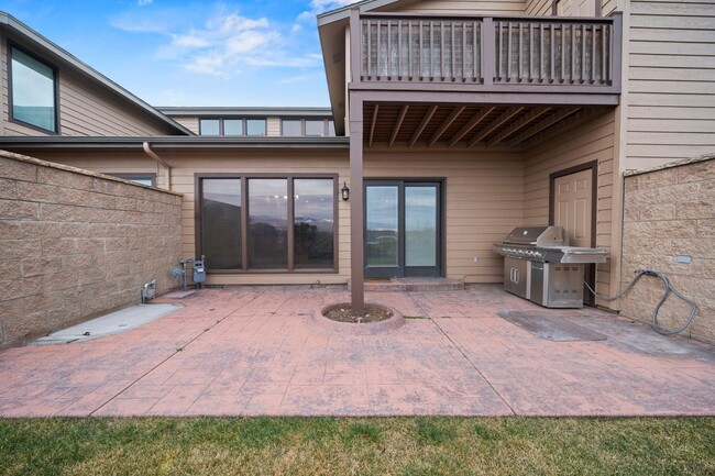 Building Photo - Mid-Century Modern home with stunning view...