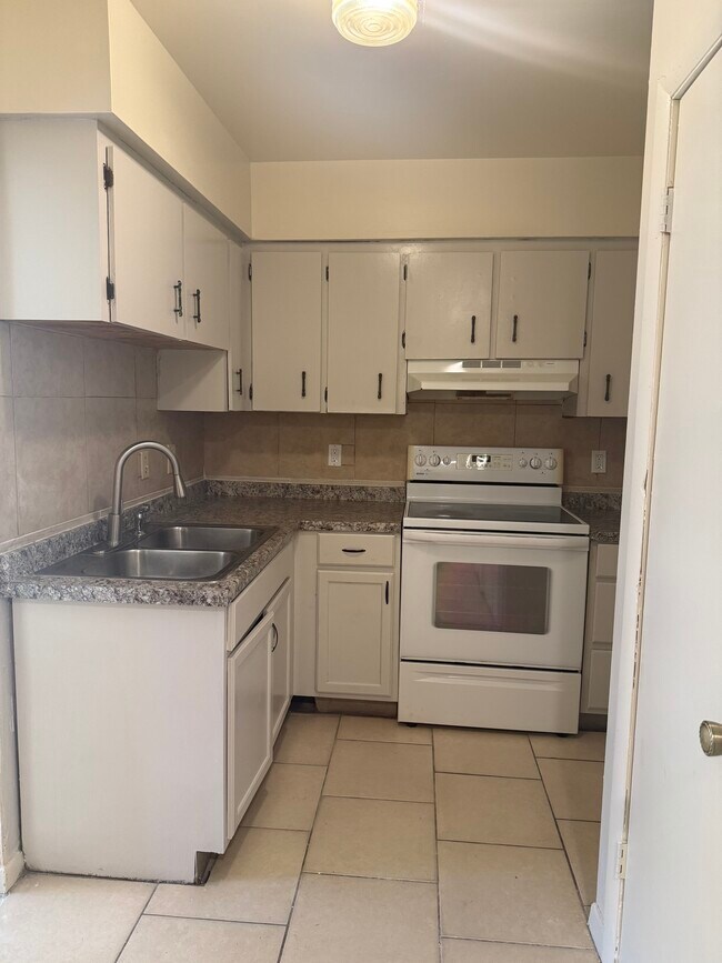 Building Photo - 810 N Hudson St